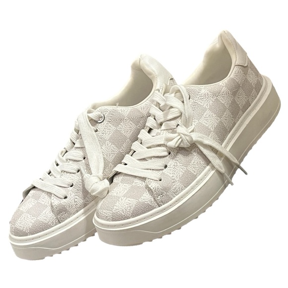 Steve Madden NWOB Charlie Treaded Lace-Up, monogram Sneakers! Size wom 9M - Picture 2 of 9